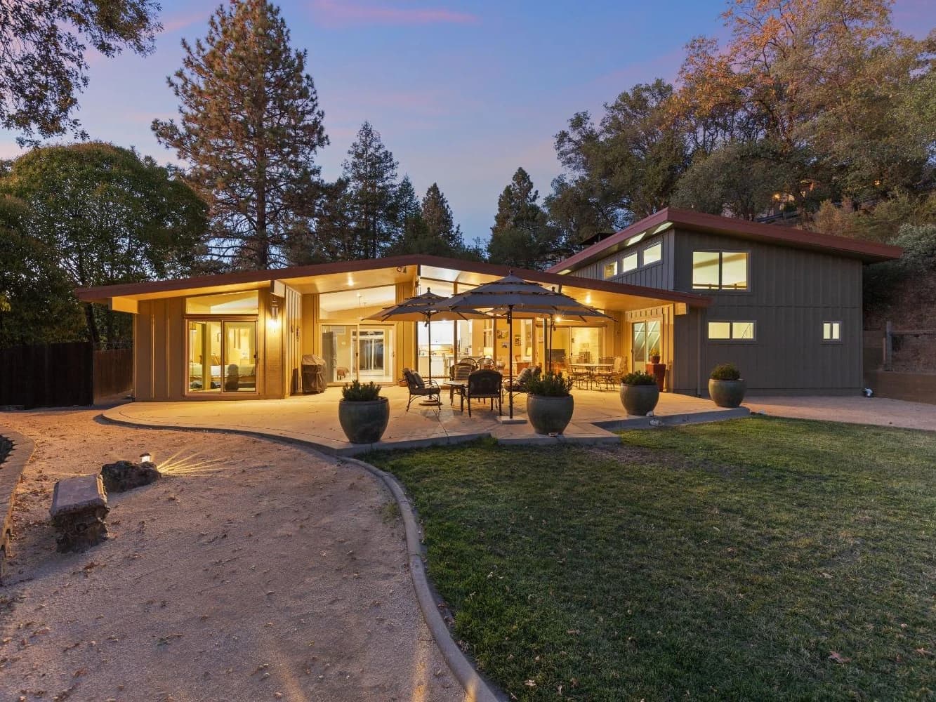 Mid-century modern architecture Auburn - custom finishes